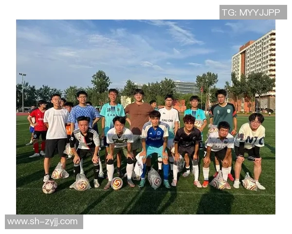 足球明星首发帅气出场瞬间回顾展现运动魅力与青春风采